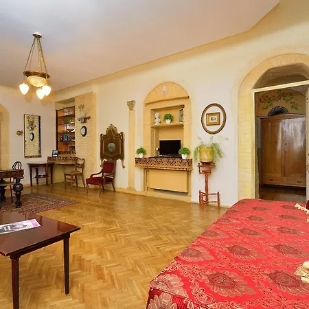 Magnificent On Halitska Apartment *